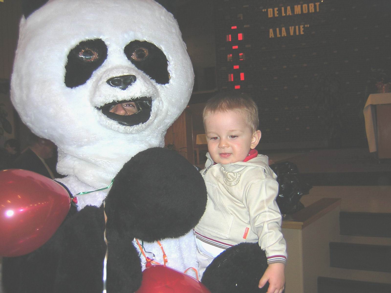 Avec la mascotte (Mai 2005)