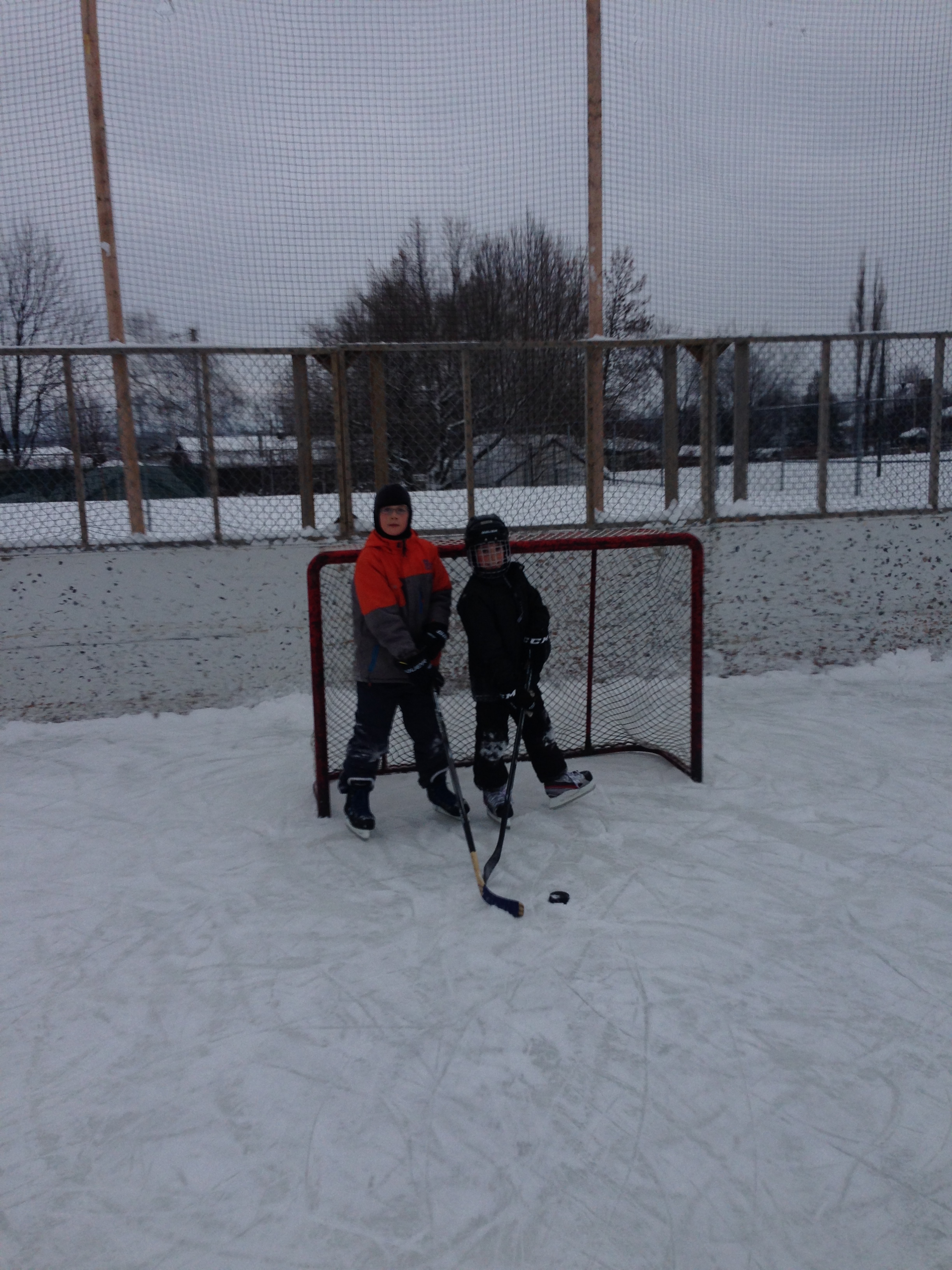 Au hockey avec son ami Xavier (Décembre 2013)