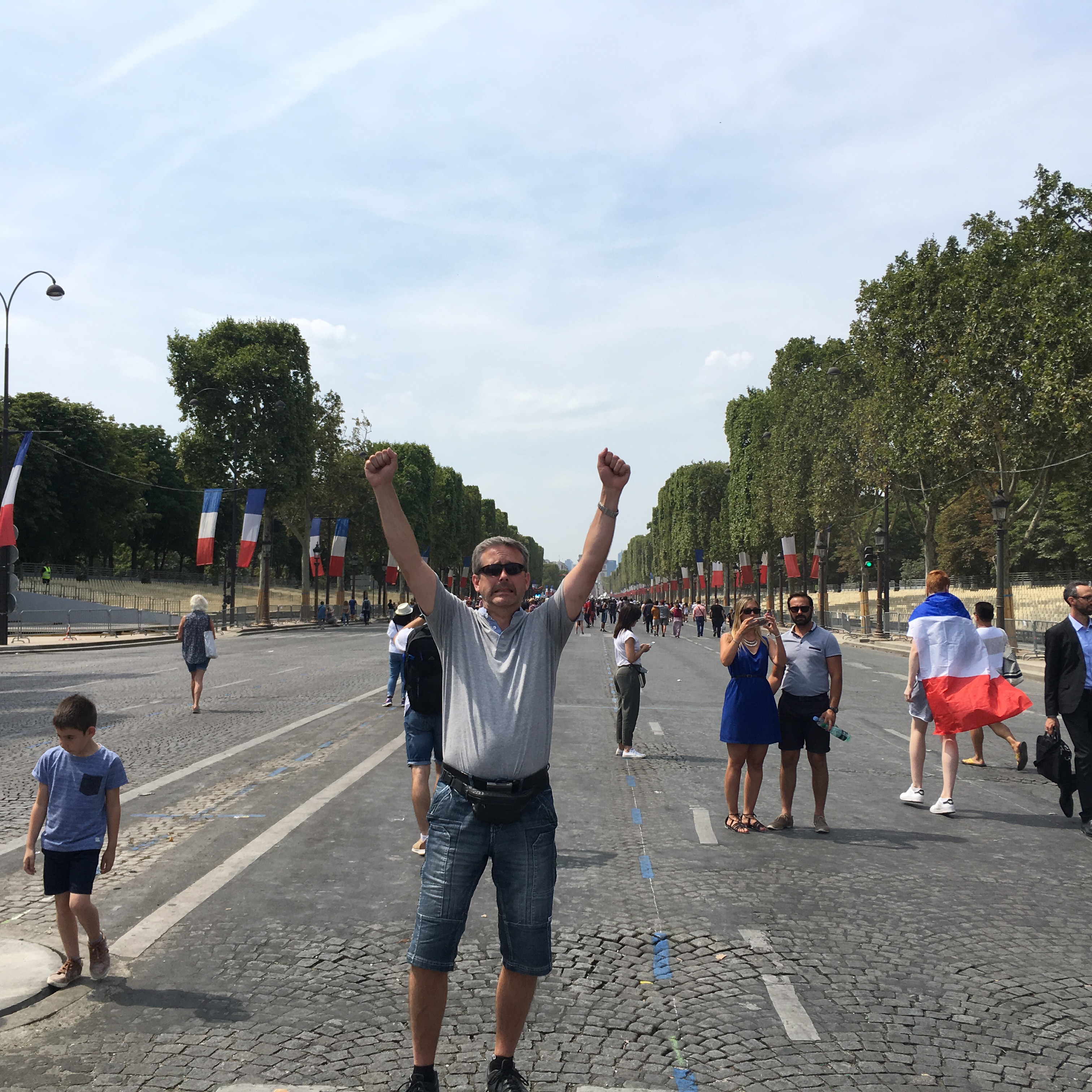 Sur les Champs Élysées (les Bleus sont champions)